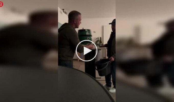 Когда открытие идет не по плану: мужчина вбил кран прямо в пивную бочку