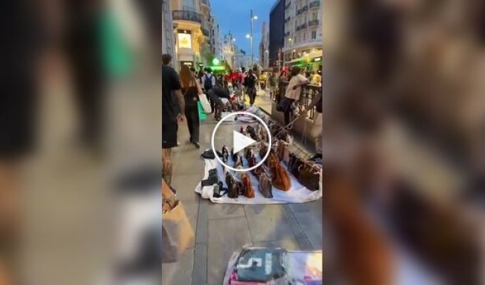 Багатий асортимент товарів у вуличних торговців у Франції