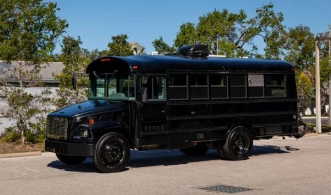 American school bus turned into a motorhome and put up for auction (29 photos)