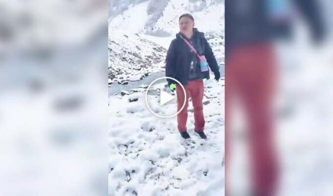 A tourist was crushed by a block of ice in an ice cave