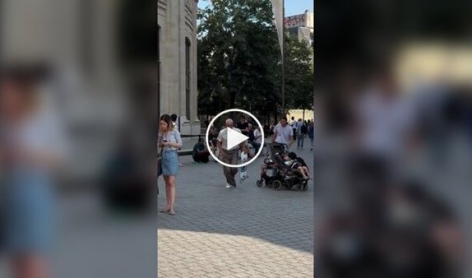 Скейтбордист пожалел, что надел широкие штаны