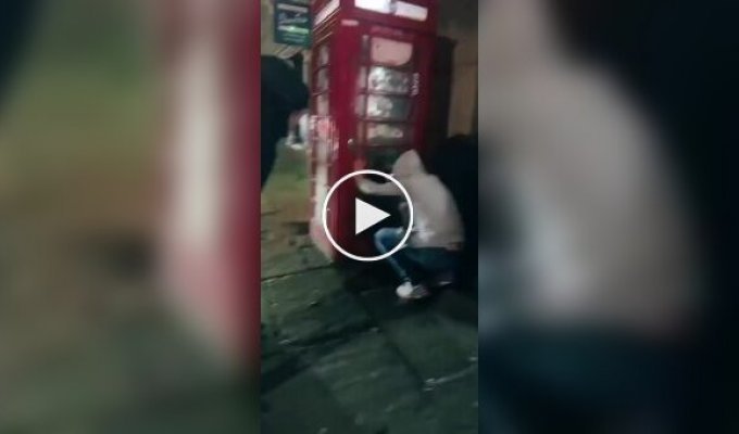 Хотел заказать кебаб — застрял в телефонной будке