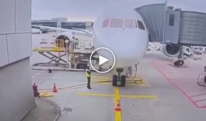 A plane crashed to the ground due to a breakdown Chassis