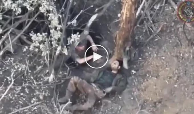 A Russian does not let his three-hundredth into shelter, hits it, pushes it away and threatens it with a machine gun
