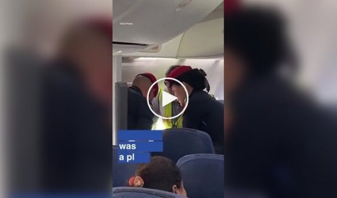 Damned Egoist: Overweight Man Forced Out of Plane to Finally Take Off