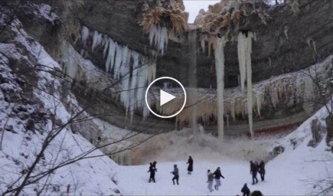In Estonia, a frozen waterfall fell on tourists Waterfall
