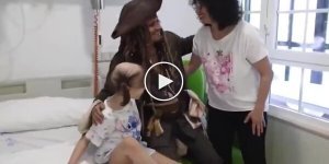 Captain Jack Sparrow visited children in a hospital in Spain