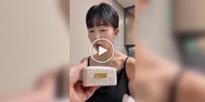 Жінка одержала пікантний подарунок