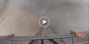 In the US, workers climb towers up to 600 meters high to change a light bulb