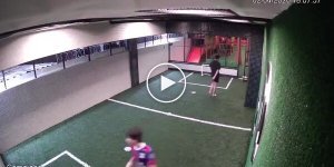 Подросток едва не погиб от удара током — друг спас его ценой риска для собственной жизни